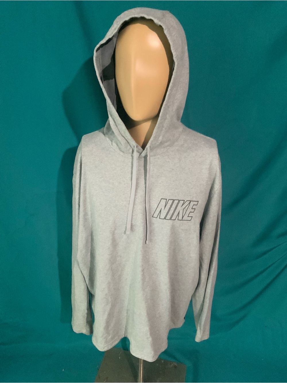 NIKE MENS HEATHER GRAY HOODED LIGHTWEIGHT SWEATSHIRT, CAMO ACCENTS